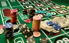 ibet77 VIP tier structure showing Bronze, Silver, Gold, Platinum levels with corresponding weekly cashback percentages and GoPay deposit bonuses